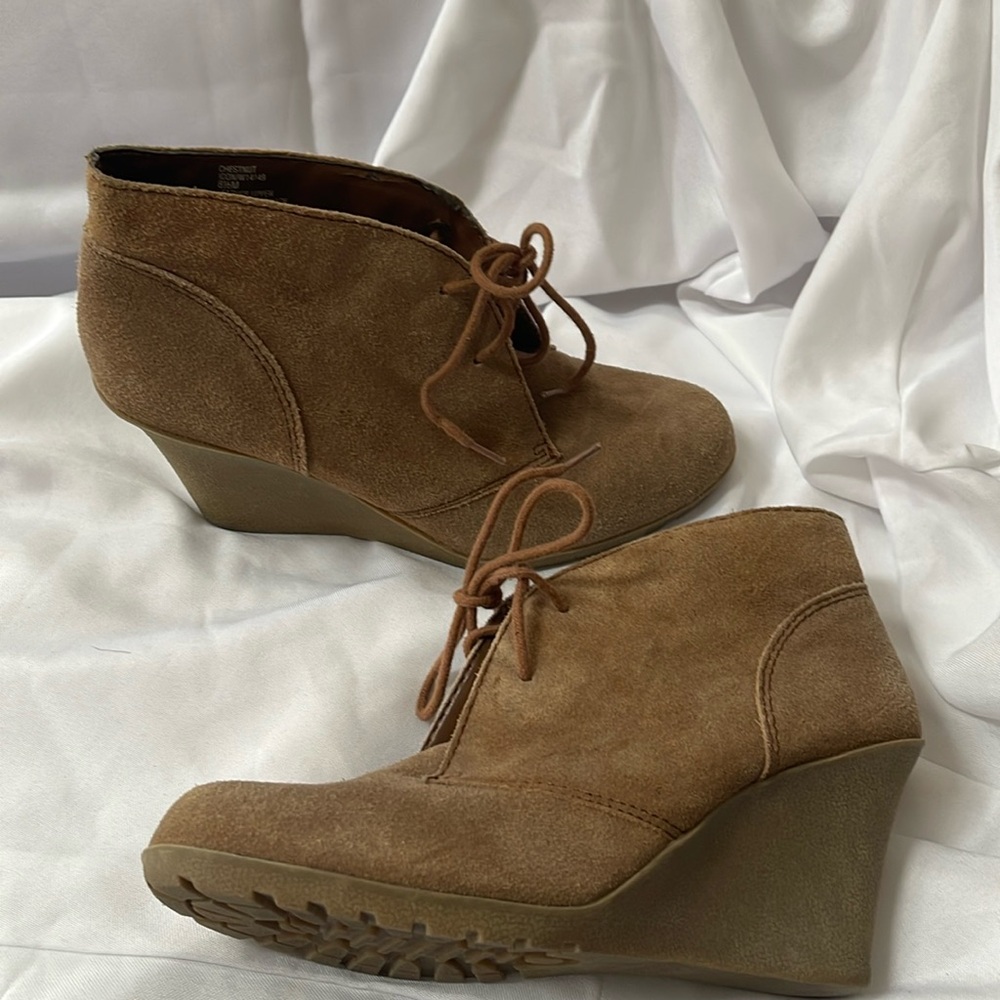 White Mountain Chestnut brown size 8.5 wedge boot with brown shoe strings.